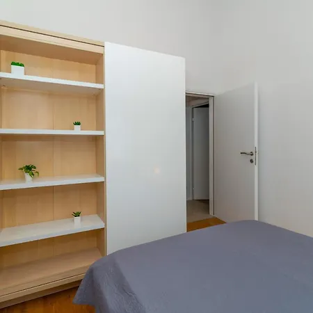 Angela アパート トロギール