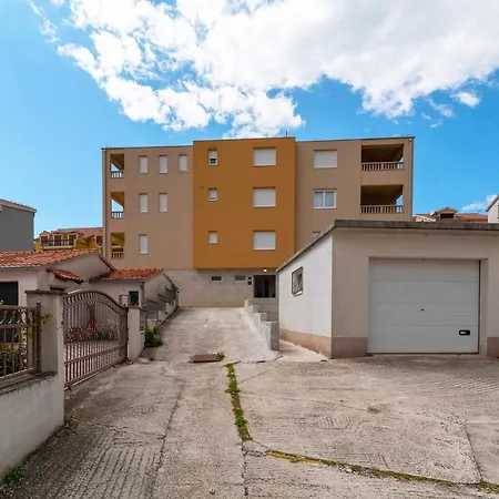 Angela トロギール