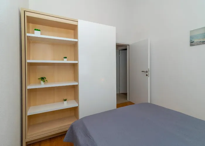 Angela アパート トロギール