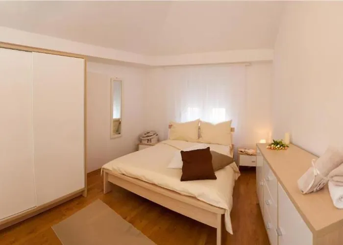 Angela トロギール