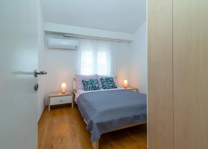 Angela トロギール