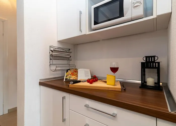 Angela トロギール