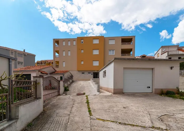 Angela トロギール